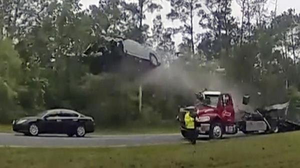 سيارة تحلق في الهواء على الطريق السريع في ولاية جورجيا الأمريكية(فيديو)